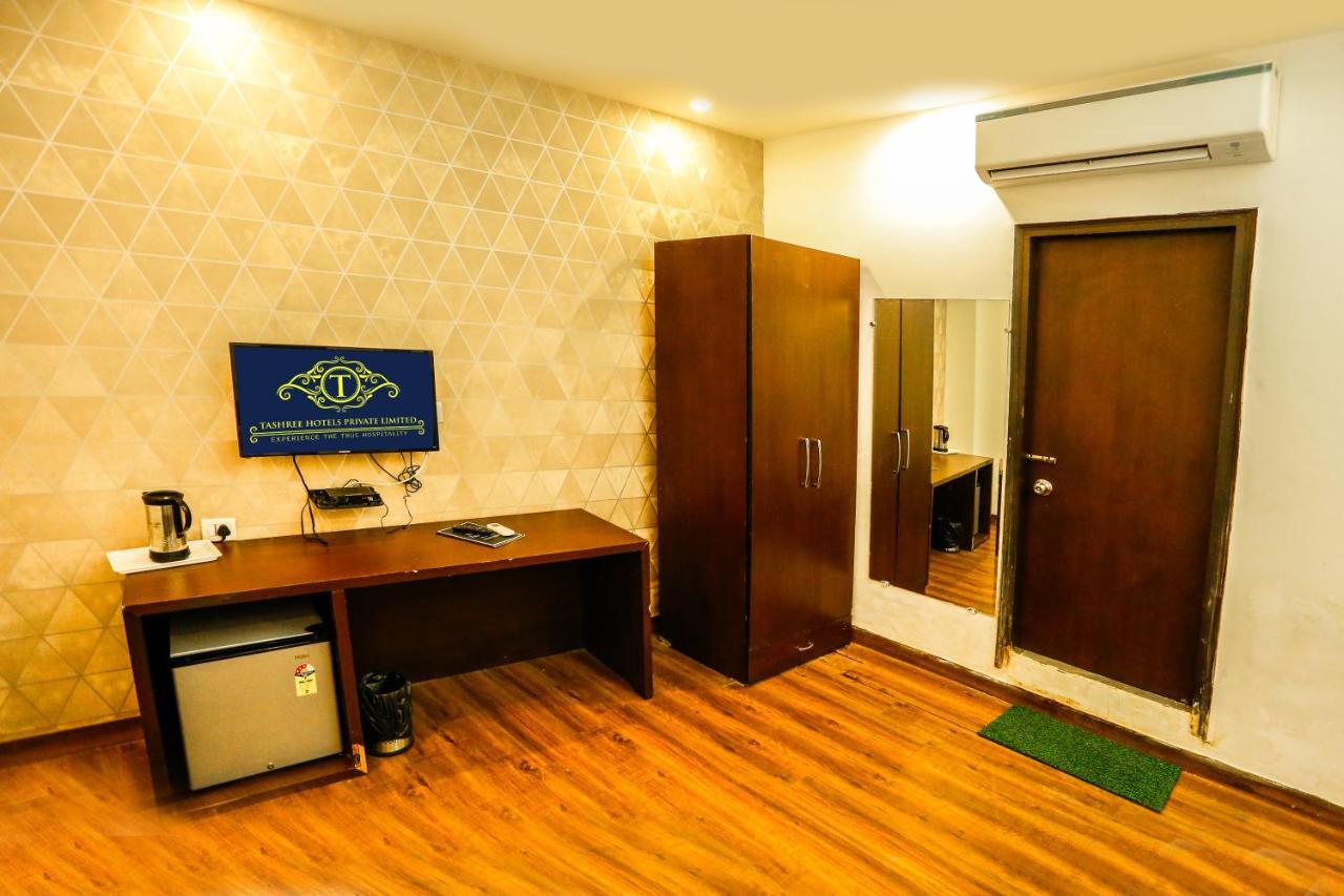 Airport Hotel Tashree Нью-Дели Экстерьер фото