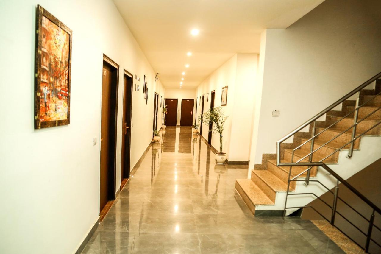 Airport Hotel Tashree Нью-Дели Экстерьер фото